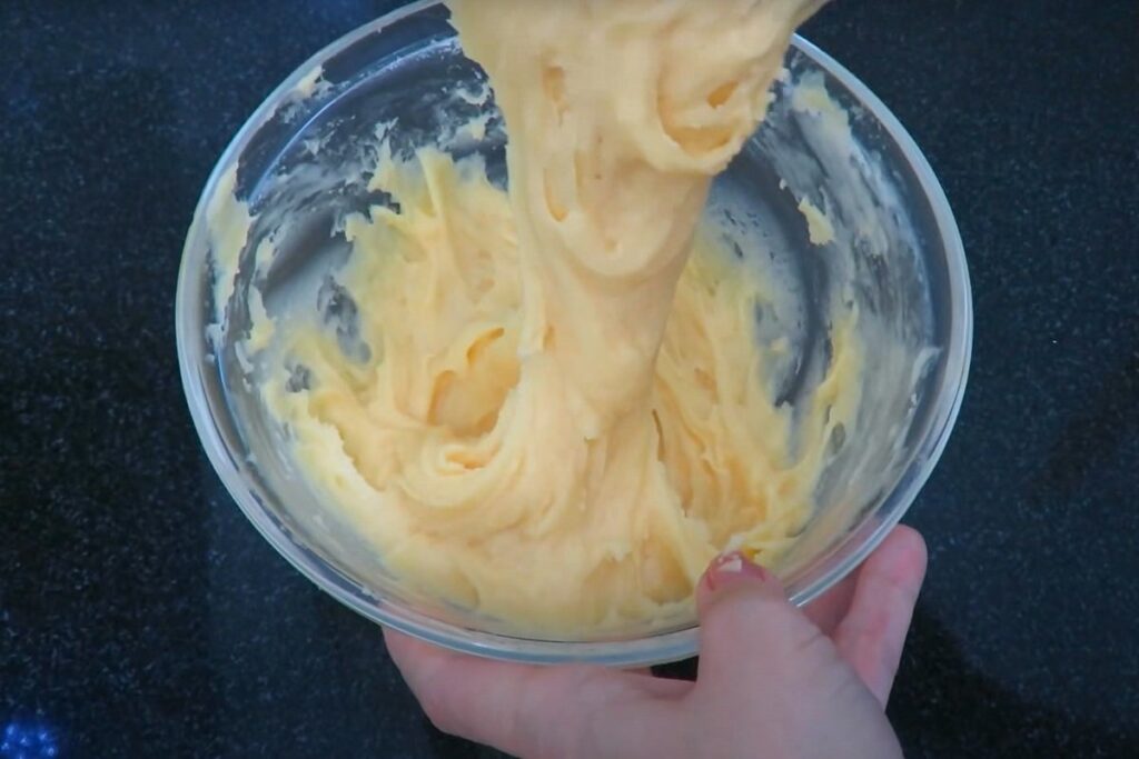 на изображении миска и процесс взбивания крема для торта карпатка