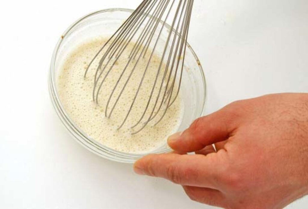 на картинке процесс взбивания белка  с солью для тыквенного кекса