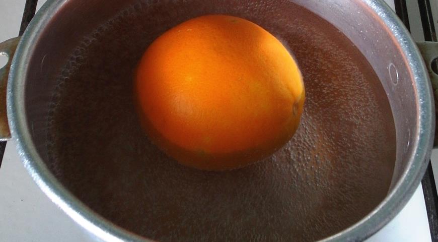 на картинке показана миска с крутым кипятком а в нем лежит апельсин для приготовления тыквенного кекса