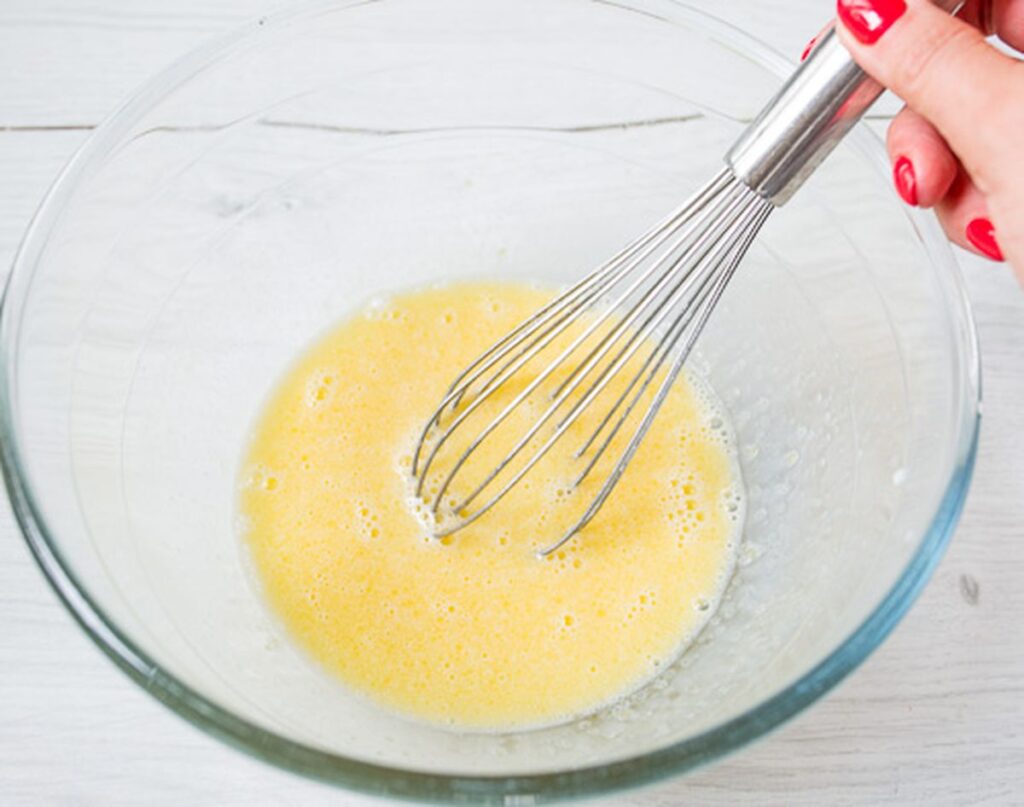 на картинке процесс взбивания желтка с сахаром для тыквенного кекса