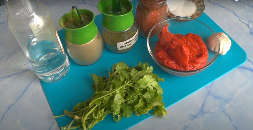 Изображены ингредиенты для соуса Сацебели домашний рецепт